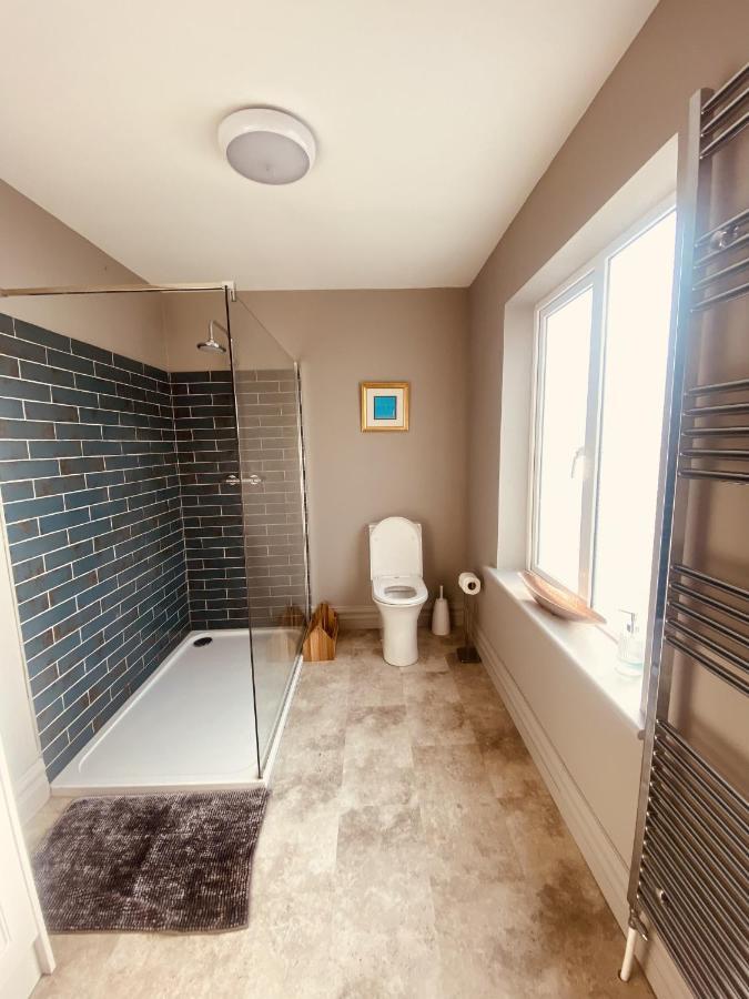 3 Bedroom Luxury Apartment Main Street Кашел Экстерьер фото